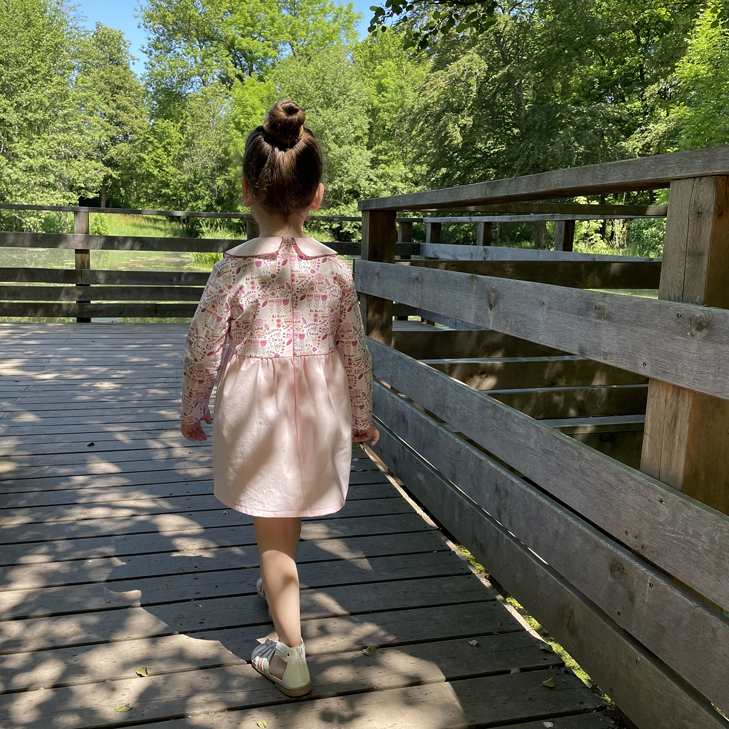 Robe Elena à col plat vue de dos, couture enfant tissu lin bleu