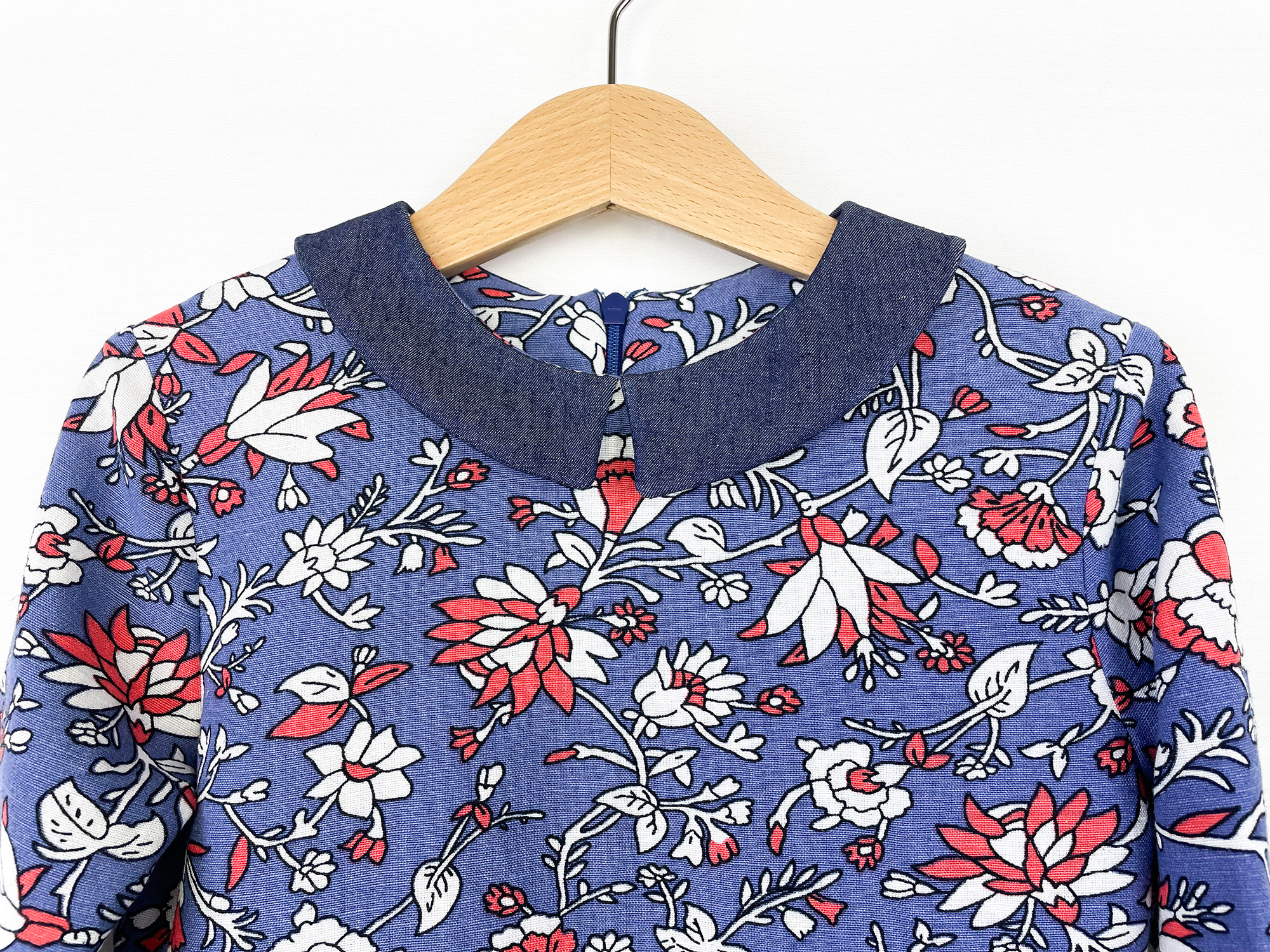 Robe Elena à col plat vue de face, couture enfant tissu lin bleu