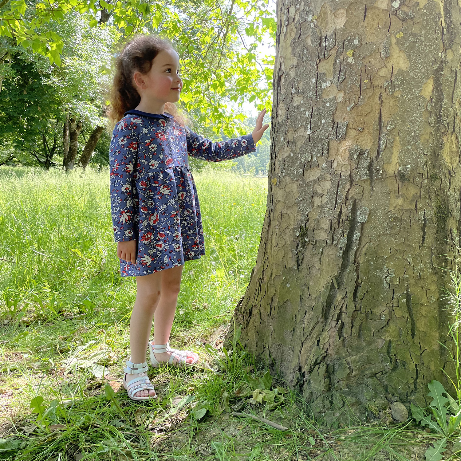 Robe Elena à col plat en lin bleu fleuré, patron couture enfant