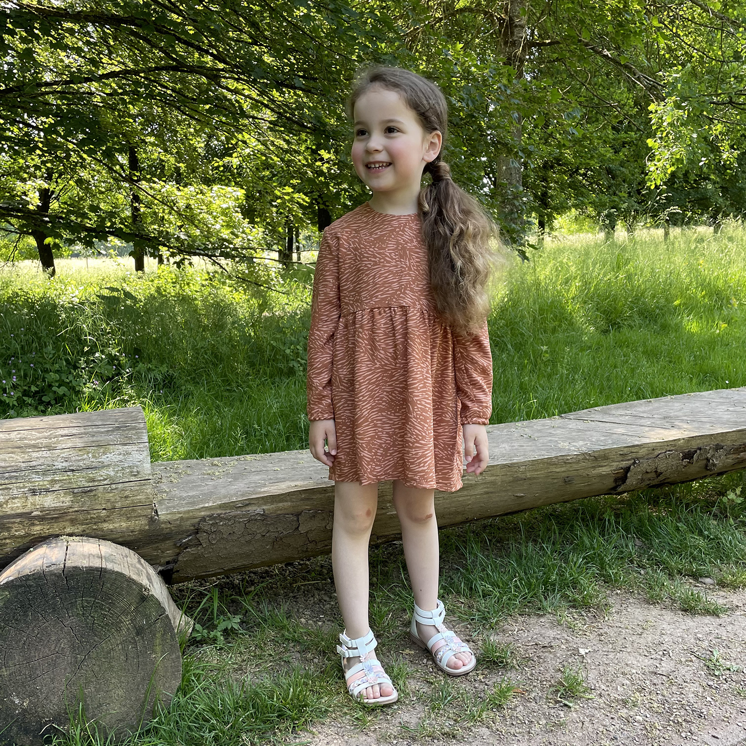 Robe Elena sans col en viscose rayon oeko-tex, manches élastiques couture enfant