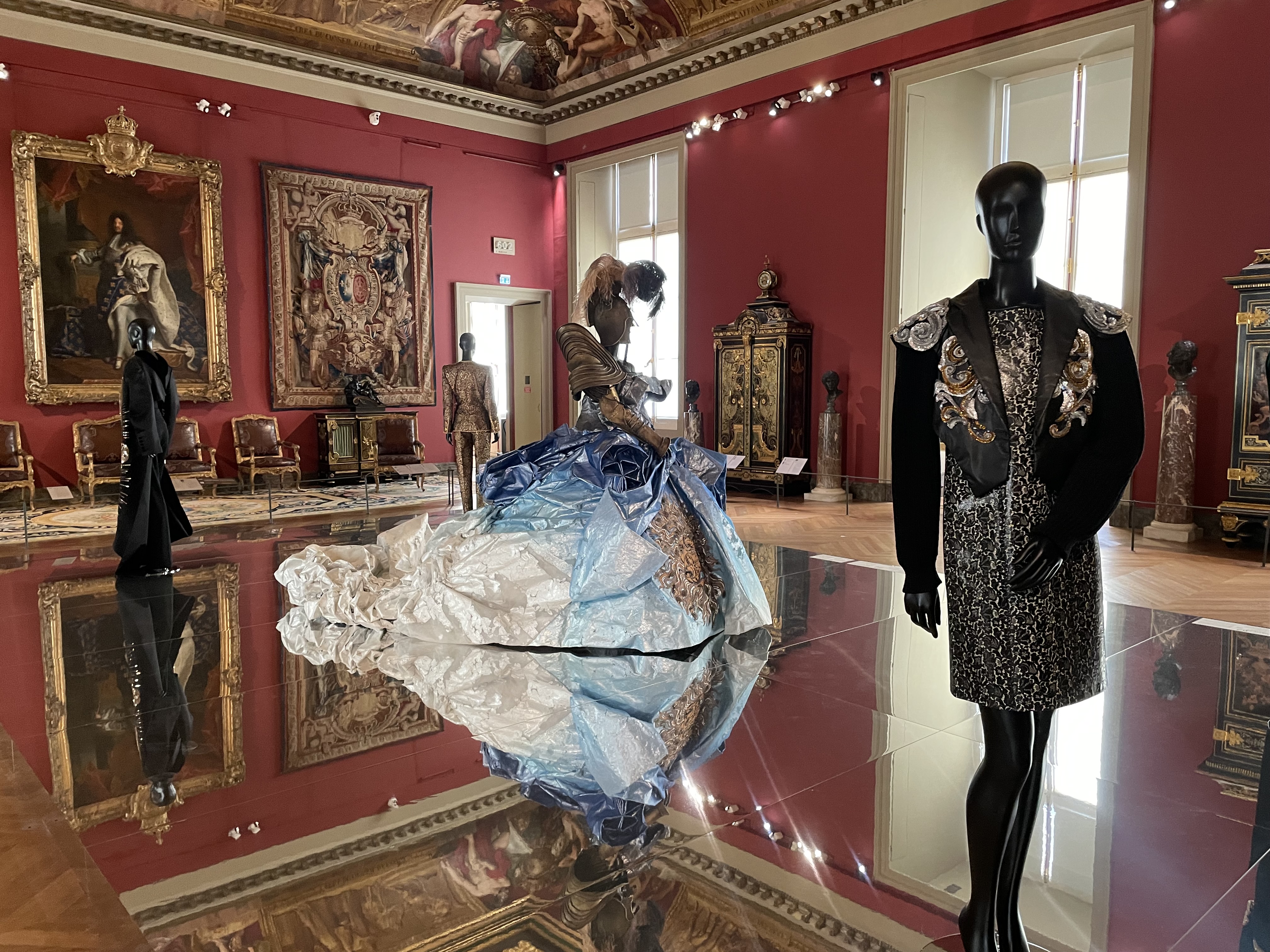 Robe en organza de soie brodée et peinte en bleu John Galliano pour Christian Dior 2006-2007 et ensemble Nicolas Ghesquière pour Louis Vuitton 2020-2021, Louvre Couture