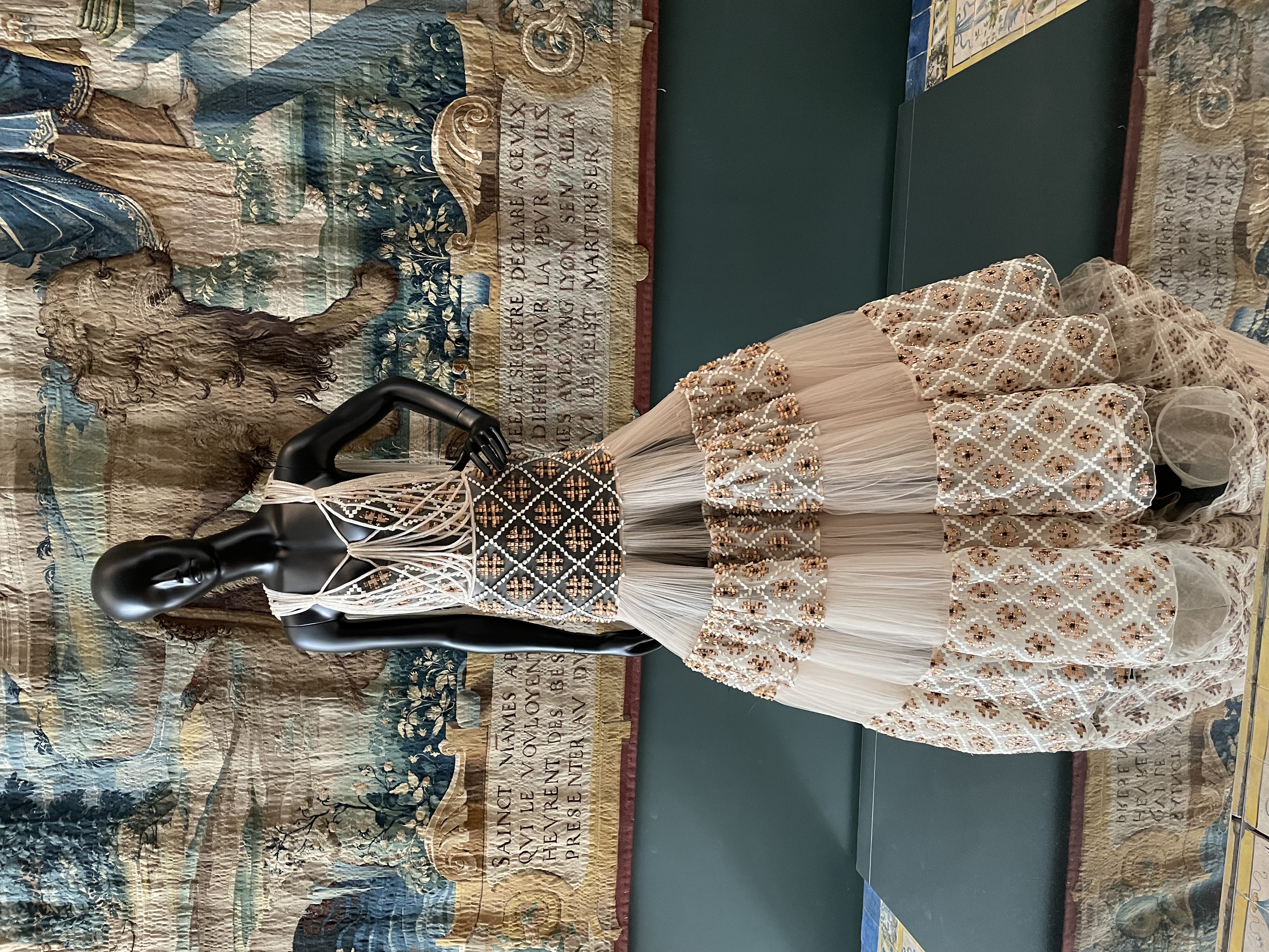 Robe Fendi 2019-2020 en tulle blanc brodé de motifs inspirés de la Renaissance, Louvre Couture
