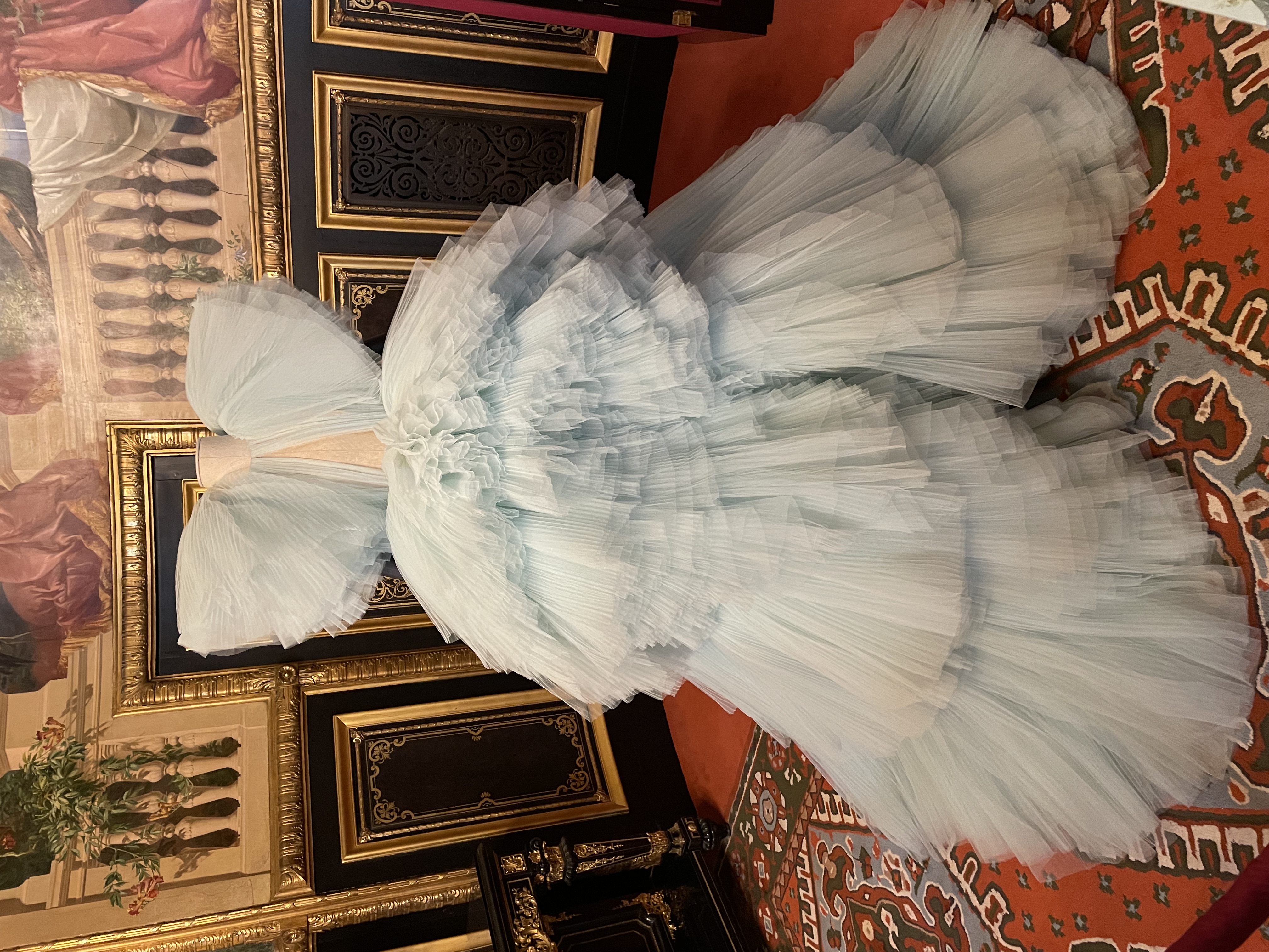 Robe en tulle menthe à l'eau drapé bustier froncé en volants millefeuilles Giambattista Valli 2018-2019 600 mètres tulle