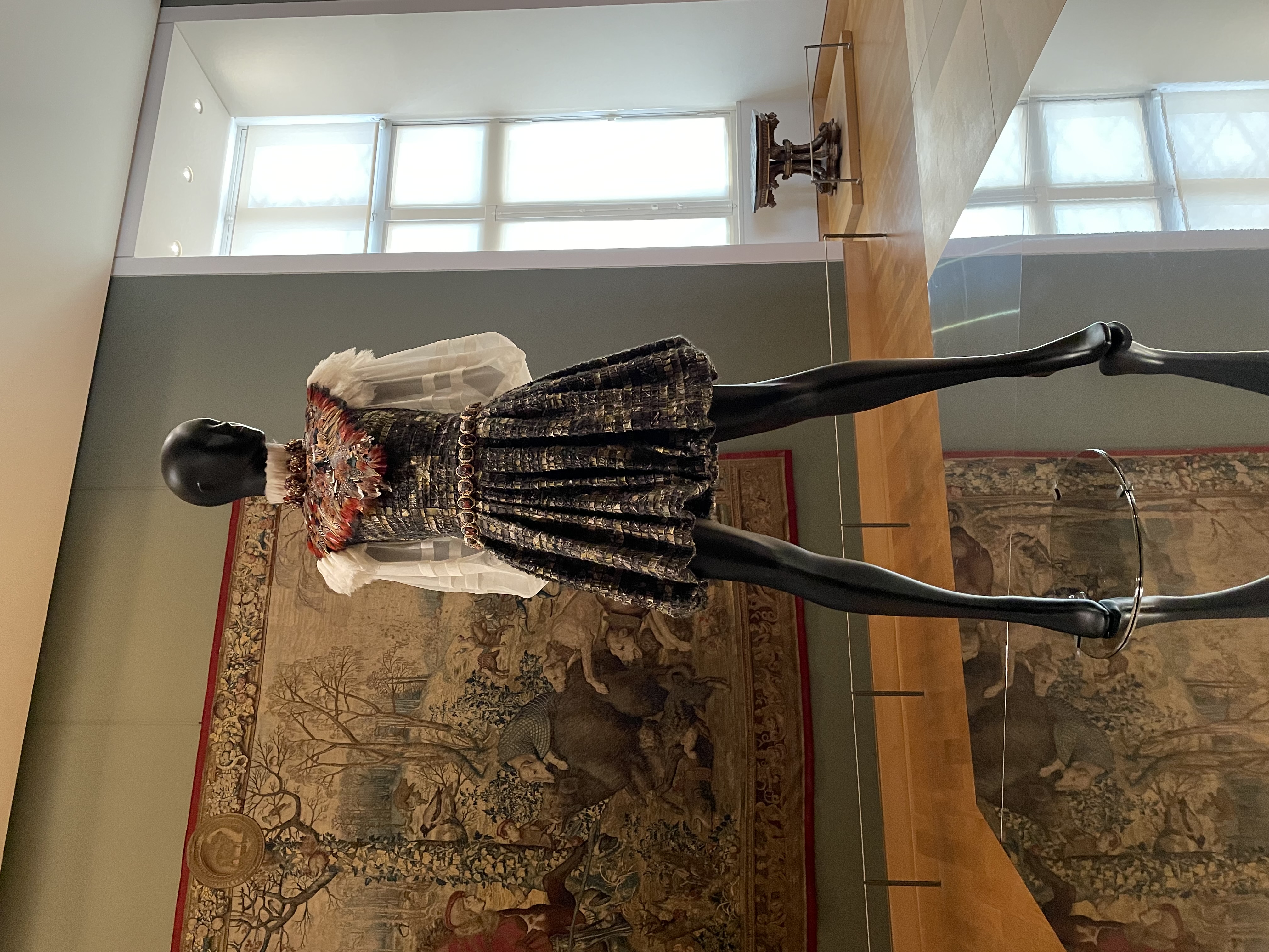 Robe Karl Lagerfeld pour Chanel 2012-2013 en tweed avec plastron de plumes et ceinture assortie haute couture