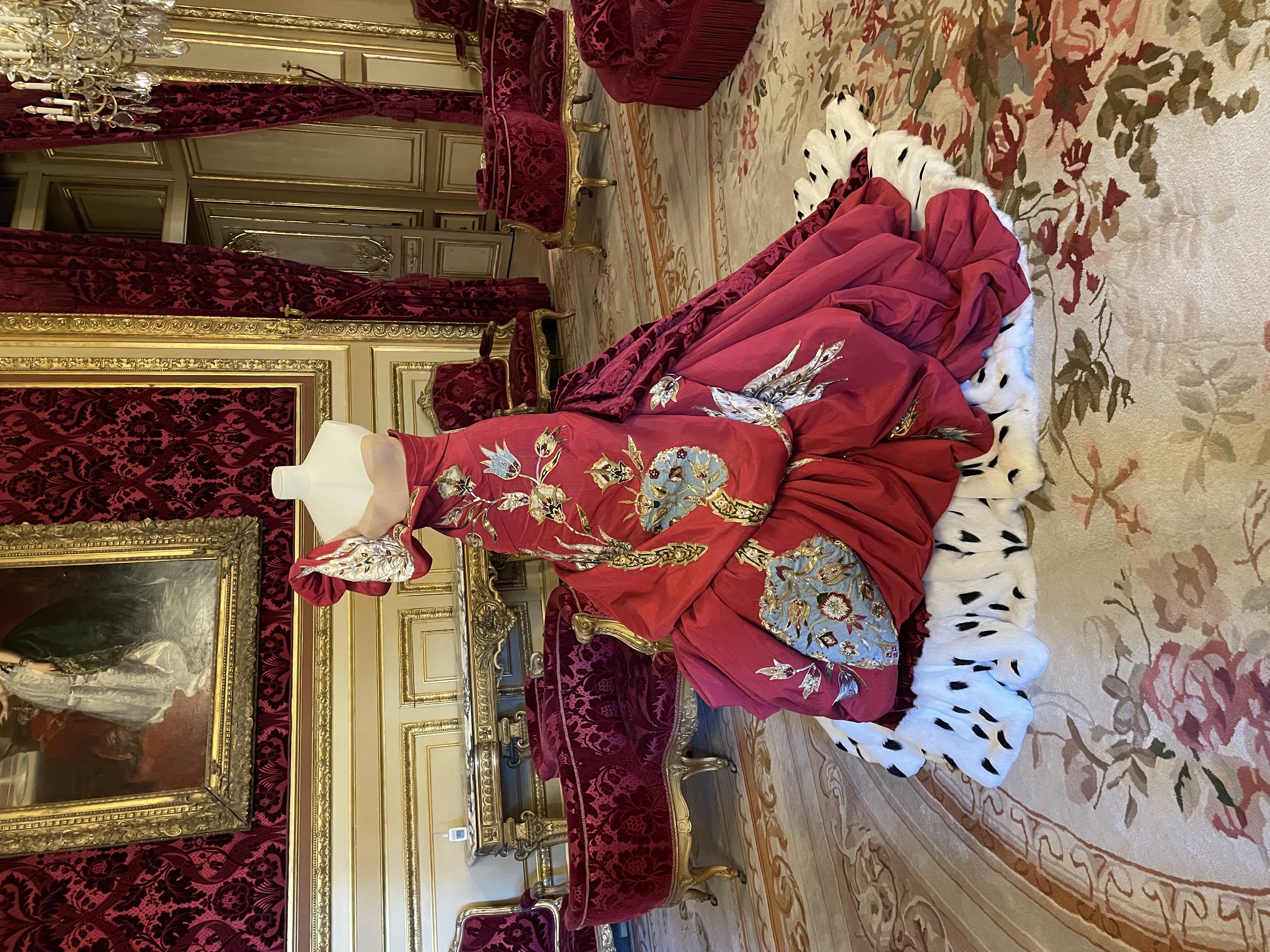 Robe de velours rouge et moiré brodée John Galliano pour Christian Dior 2004-2005 fourrure hermine