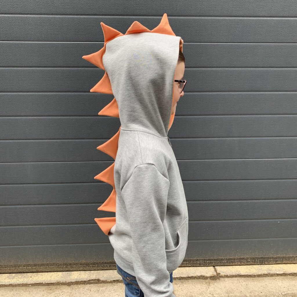 Sweat Dino version crête dinosaure cousu en sweat gris et jersey orange, patron couture enfant