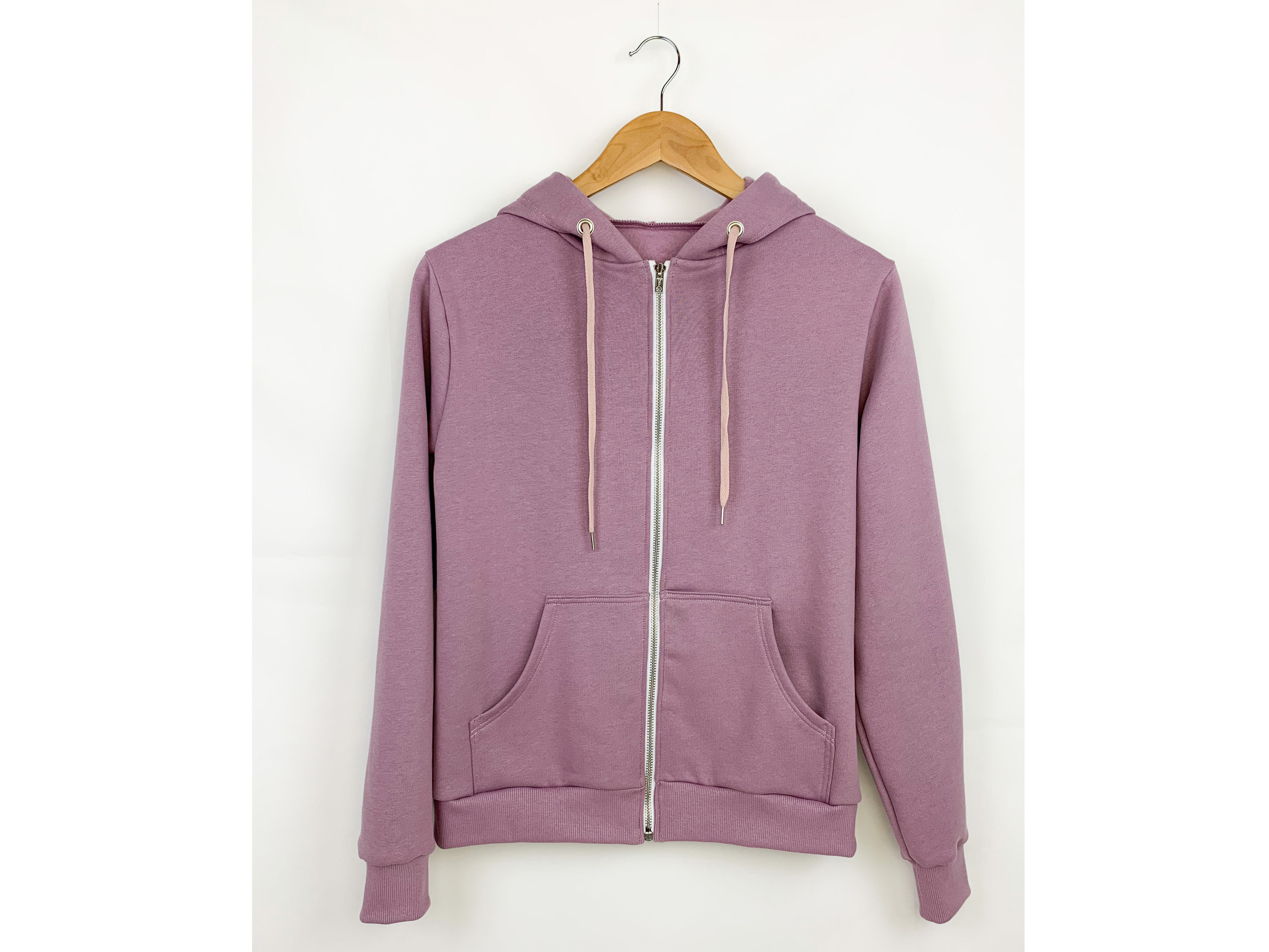 Les deux versions du sweat I AM Rainbow lilas et rose pâle cousu pour le photoshoot I AM Patterns