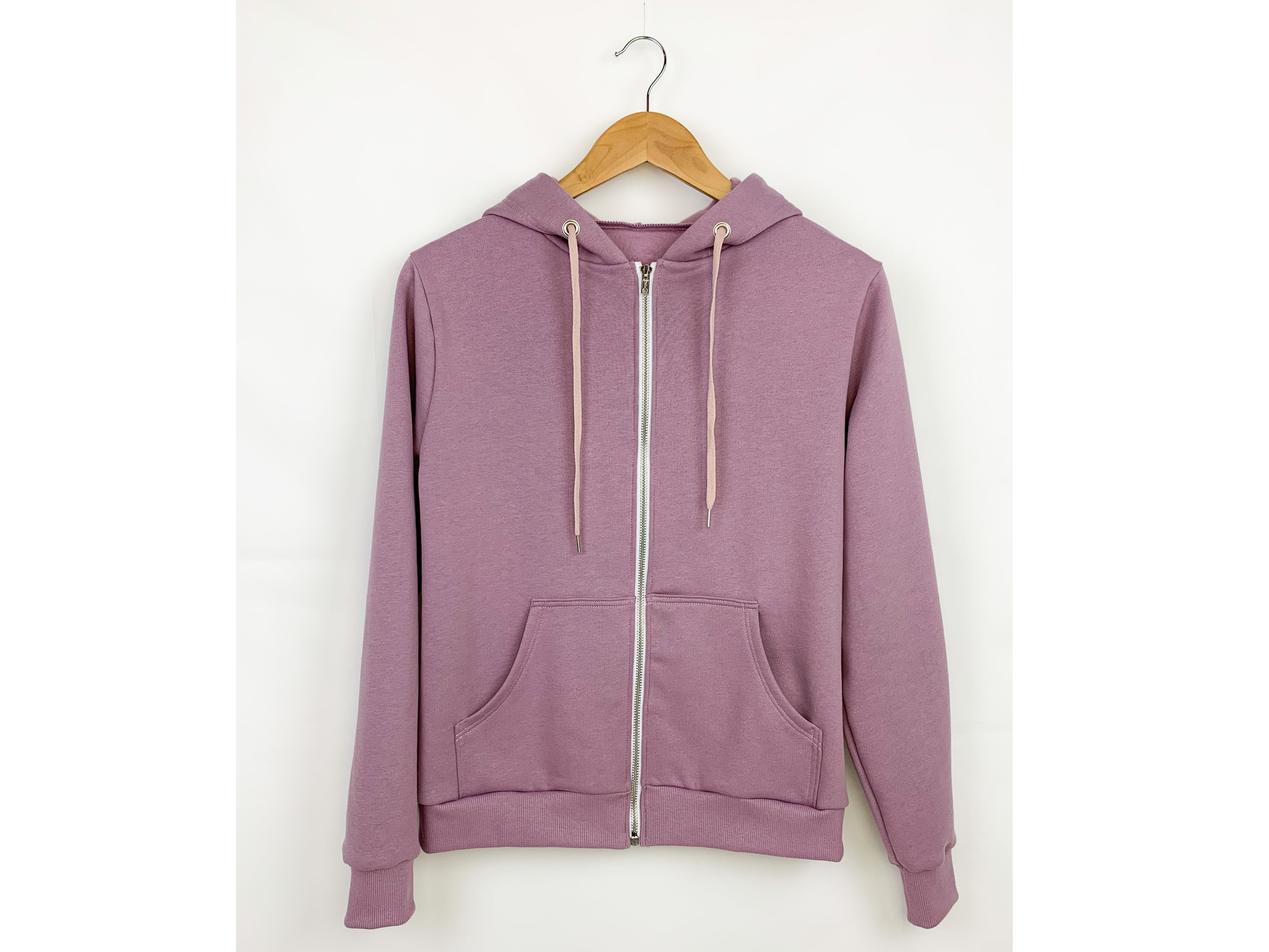 Sweat I AM Rainbow lilas, zoom sur la poche kangourou et les finitions bord-côte