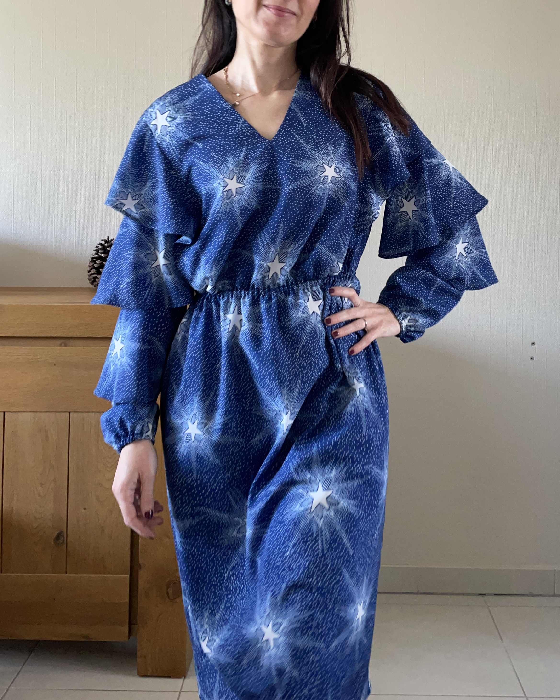 Taille et poignets élastiqués pour une robe confortable et élégante cousue dans un tissu haute couture