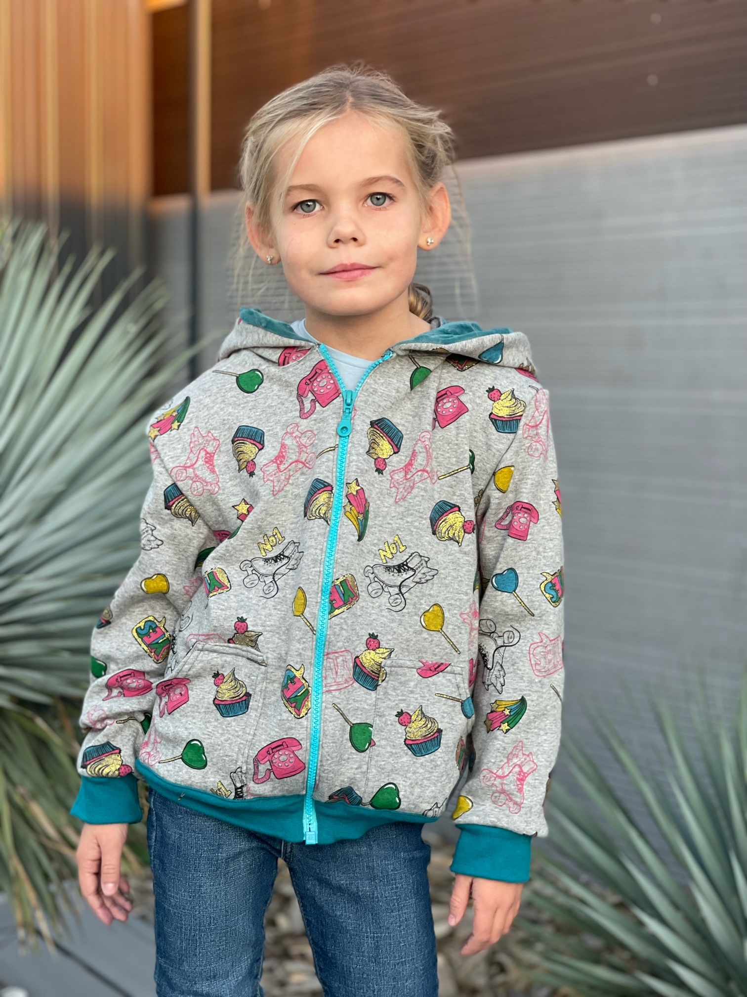 Testeuse Audrey @odreycreationscouture – sweat Dino classique girly tissu paillettes capuche Minky