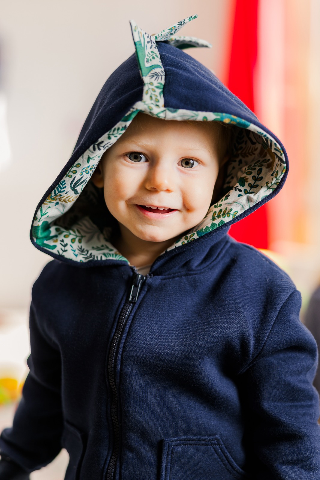 Testeuse Charlotte @unechadesaiguilles – sweat Dino crête bleu marine tissu feuilles capuche