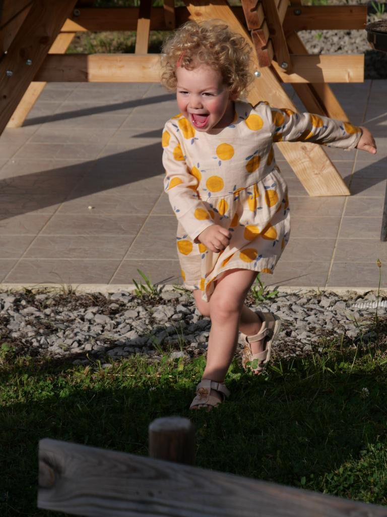 Testeuse Sandrine @advienne_que_coudra – robe Elena sans col tissu estival enfant