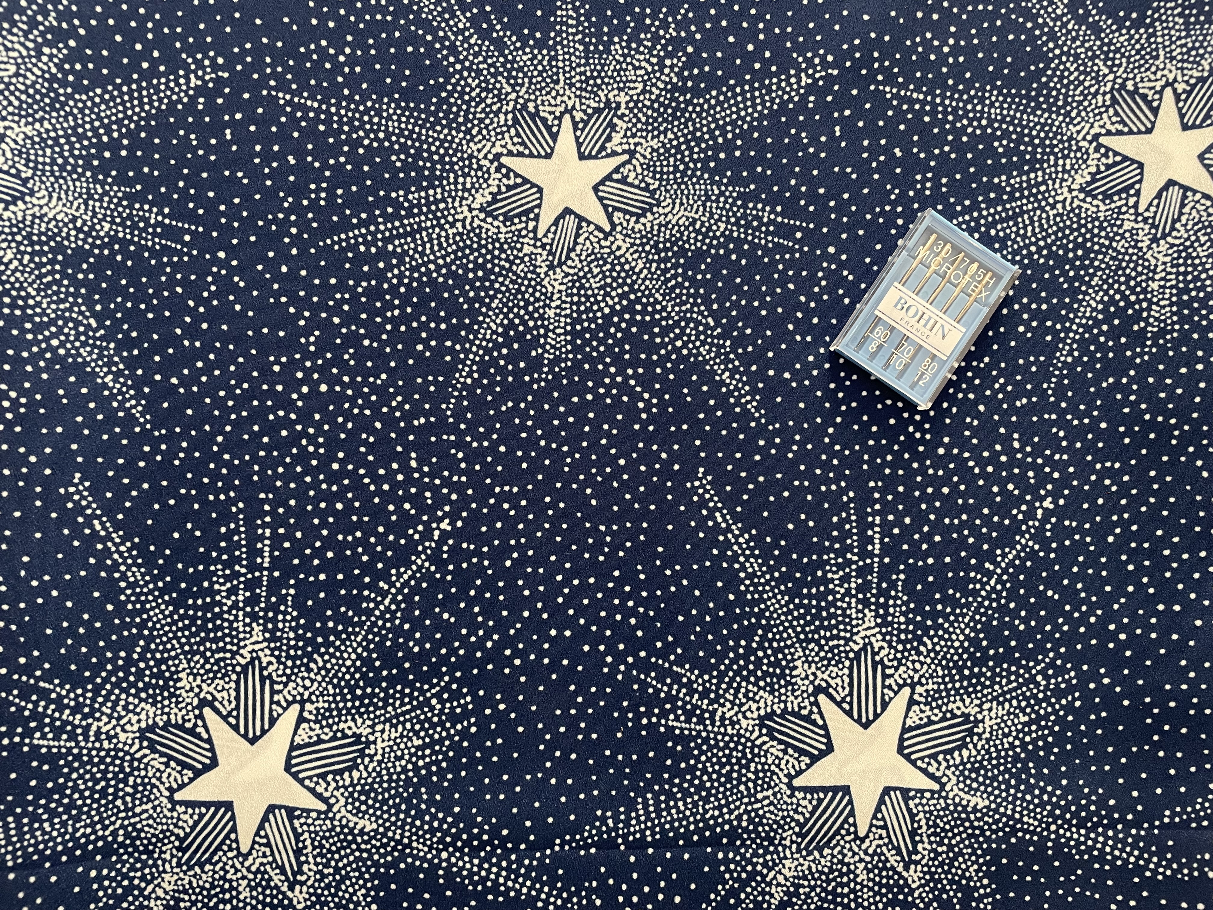 Détail du crêpe de chine bleu étoilé Paco Rabanne, tissu haute couture fluide et lumineux