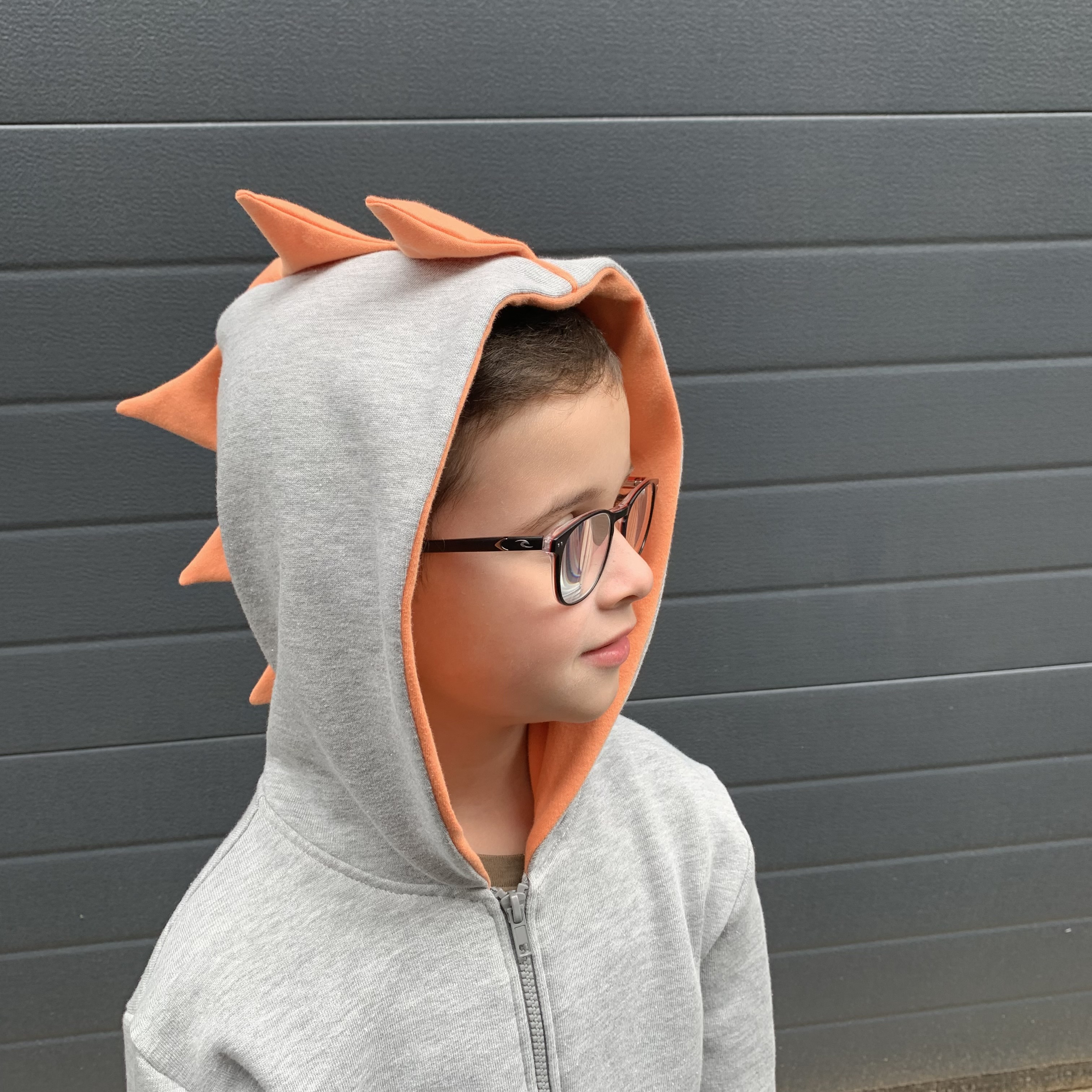 Tissus pour la version crête Dino : sweat gris oeko-tex Les Tissus du Chien Vert et jersey orange Craftine