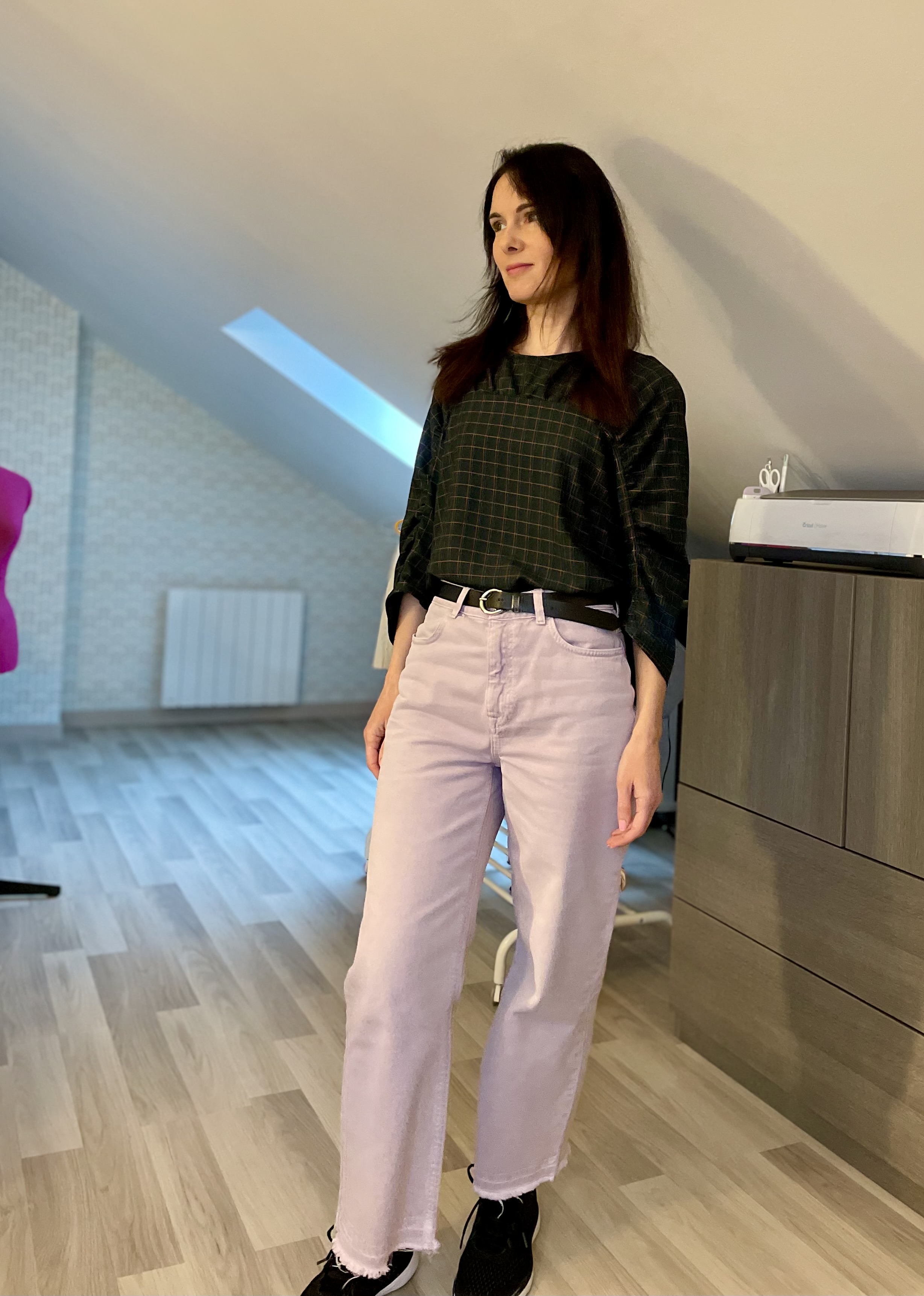 Top Harper cousu à la main porté avec un jean pour un look casual chic, viscose à carreaux