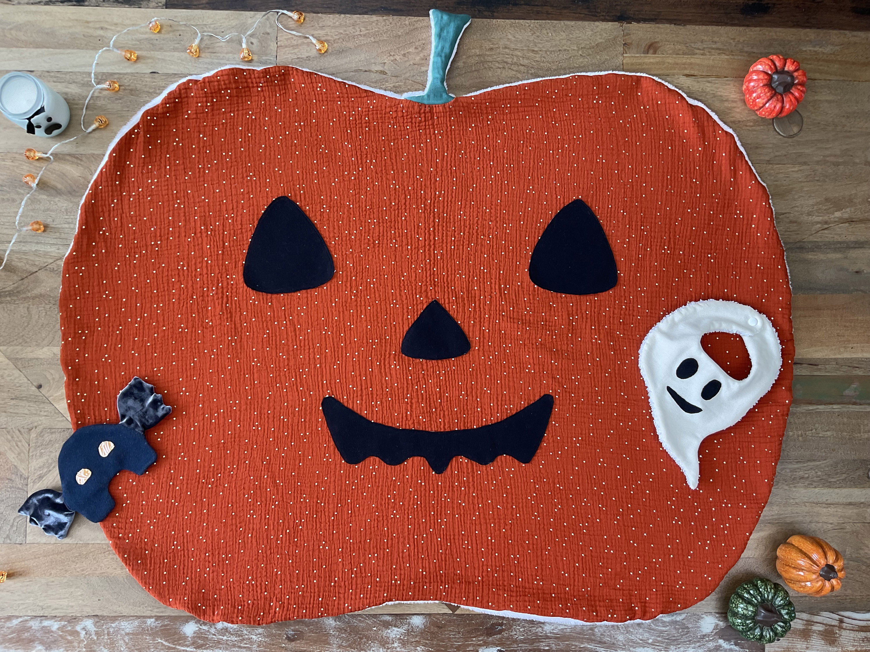 Trio d’accessoires bébé Halloween cousus – bavoir fantôme, couverture citrouille et doudou chauve-souris