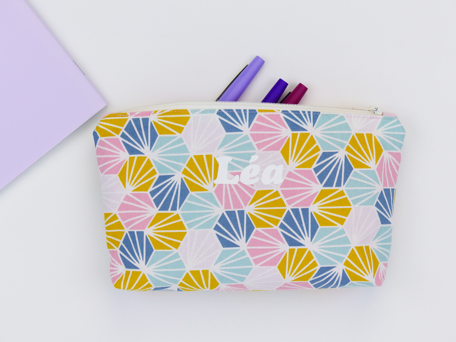 Trousse d’école cousue avec le patron Toupie, version triangulaire pour stylos et crayons