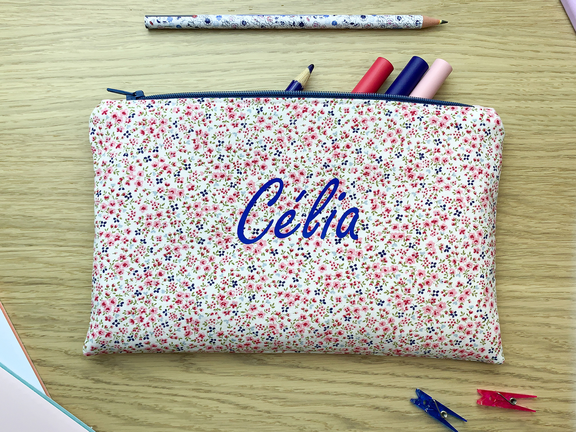 Trousse remplie de stylos et crayons cousue avec le patron Toupie pour la rentrée scolaire