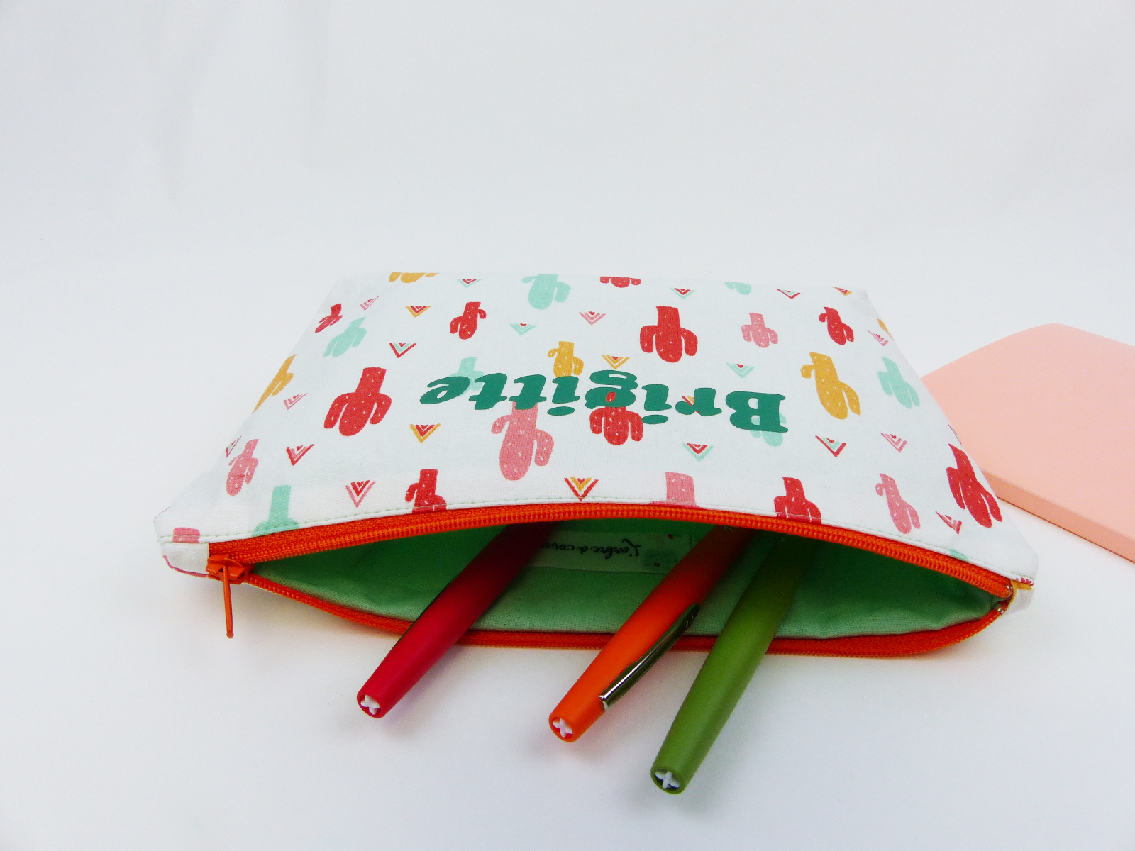 Trousse de toilette cousue avec le patron Toupie en tissu enduit coloré