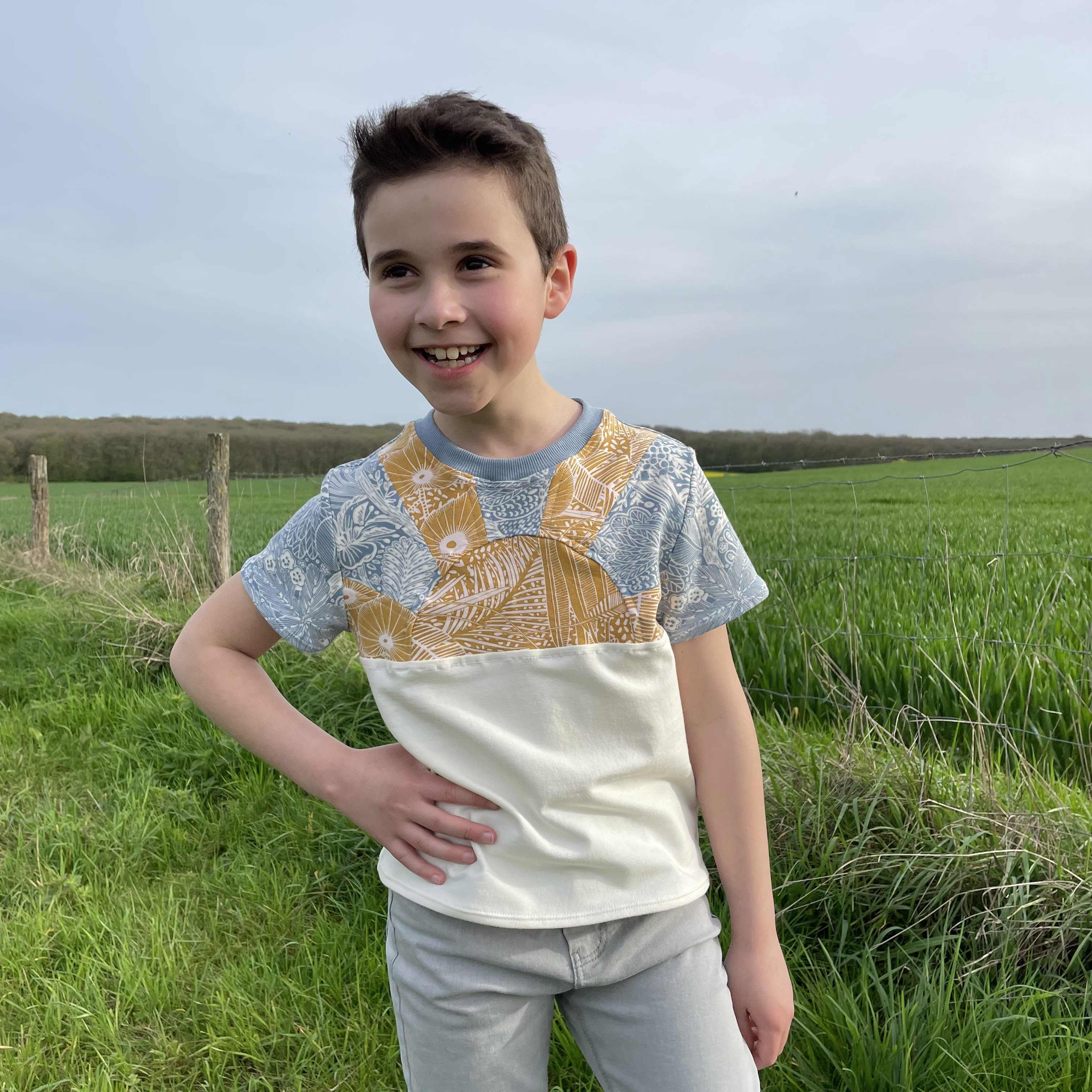 T-shirt Luminous cousu en patron de couture enfant, version manches courtes, face