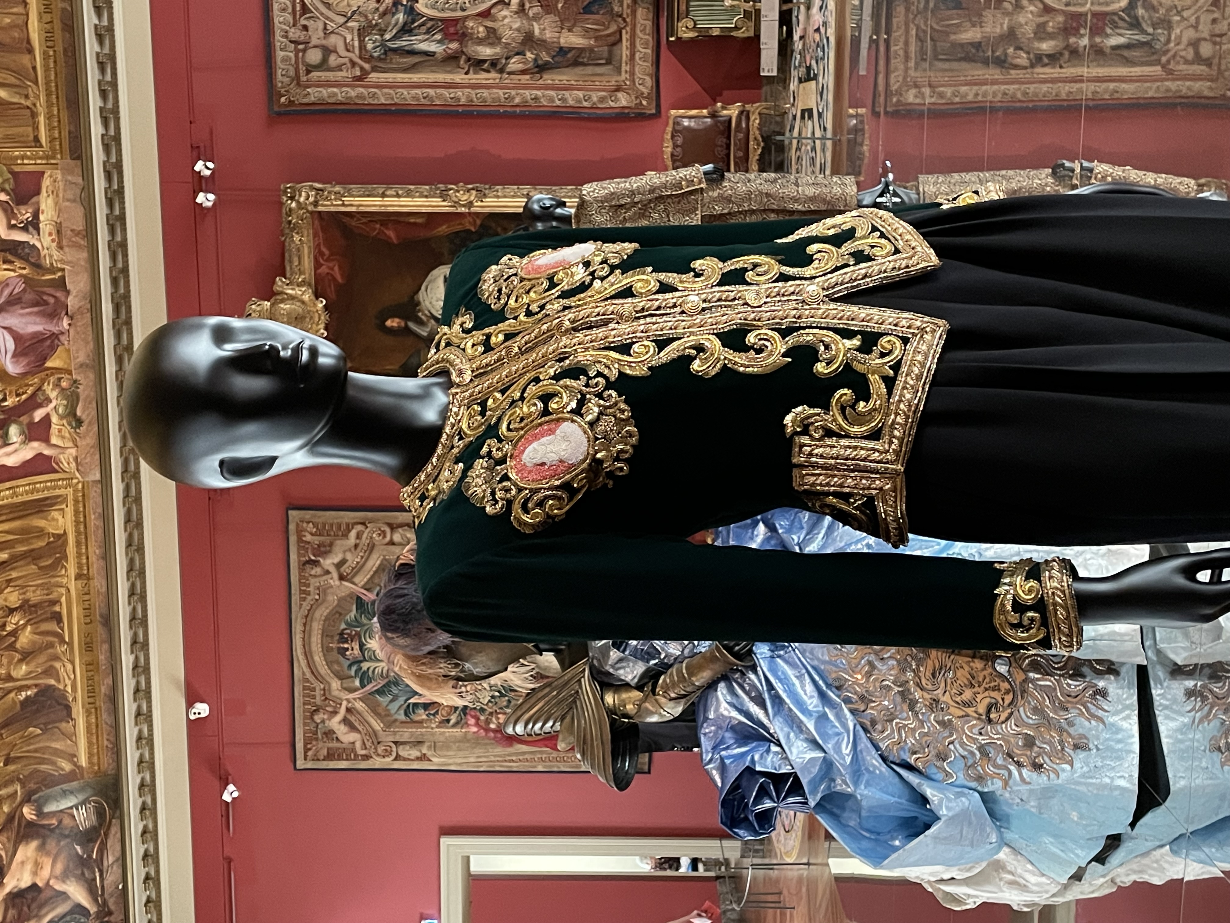 Veste en velours de soie orné de 2 camées sur pantalon de laine Yves Saint Laurent 1984-1985