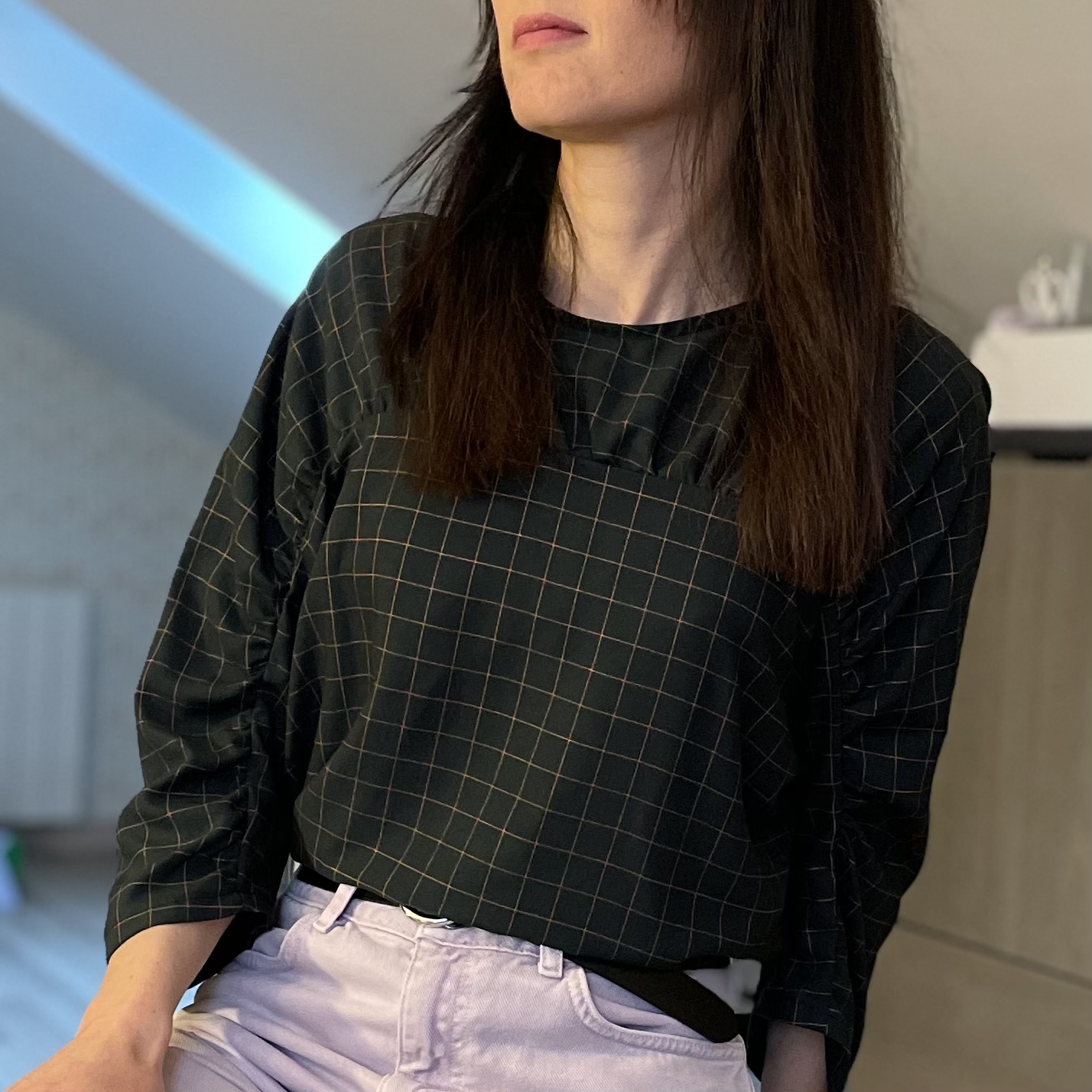 Zoom sur la blouse Harper en viscose à carreaux mettant en valeur le tombé fluide du tissu