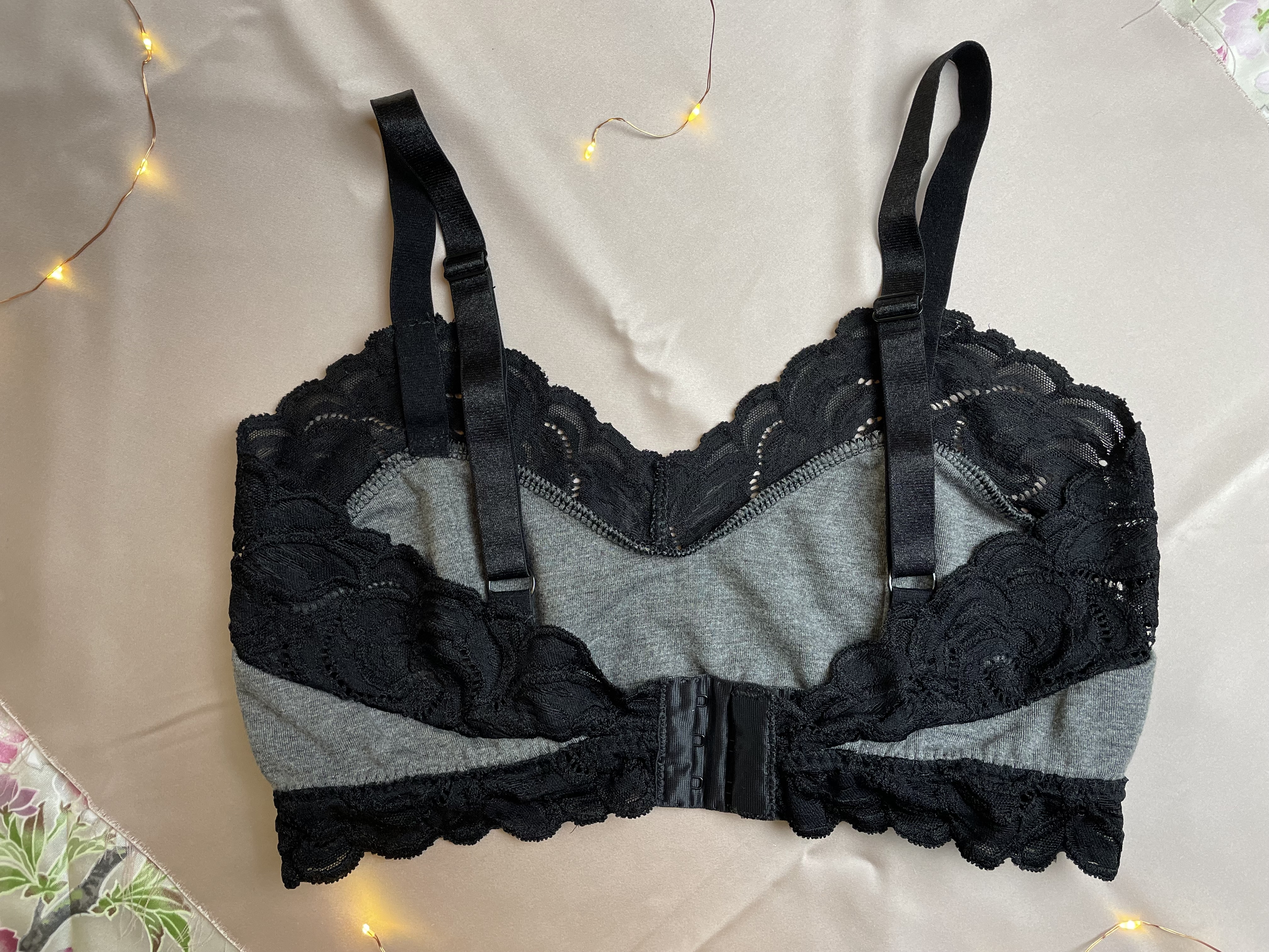 Zoom sur la culotte et le tanga cousus en jersey gris et dentelle noire, patron Typa