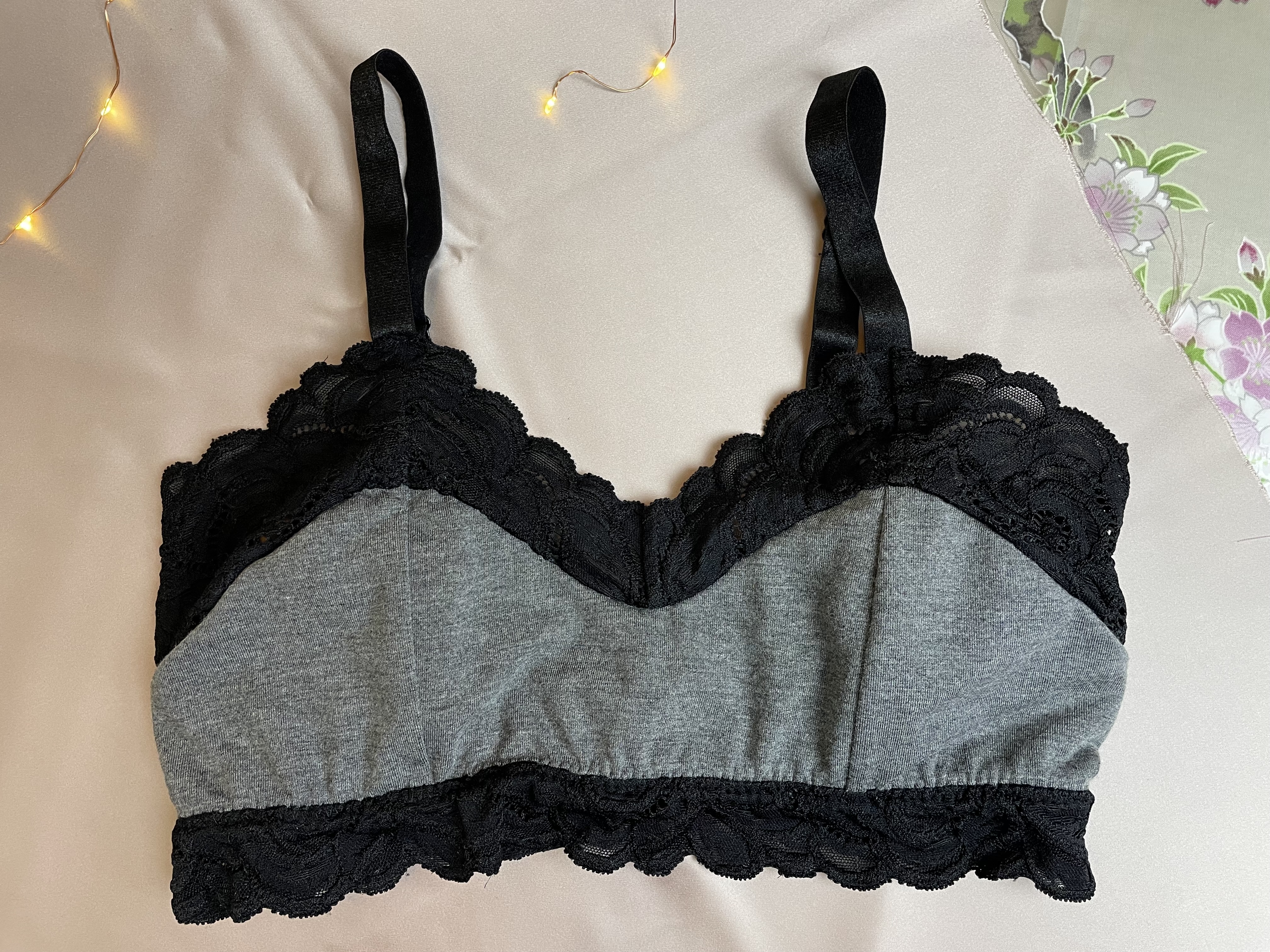 Zoom sur les détails du soutien-gorge Typa : agrafe dos et basque en dentelle noire
