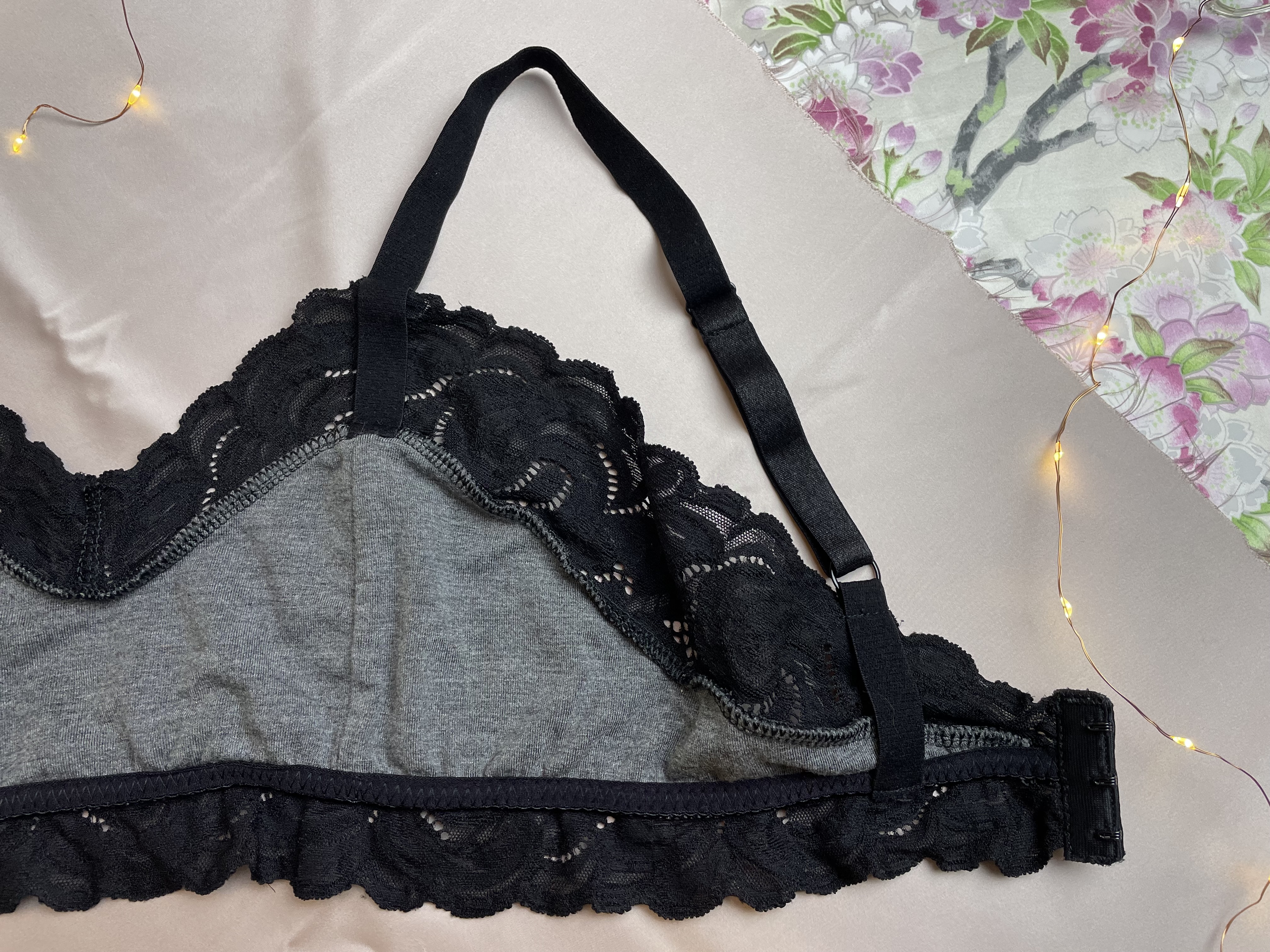 Zoom sur les finitions élastique et bretelles de l’ensemble Typa cousu en jersey et dentelle