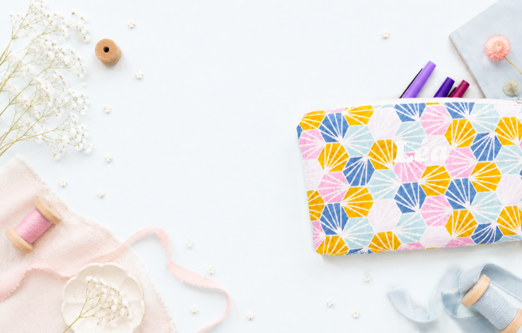 Trousse toupie cousue en tissu fleuri rose style Liberty avec crayons colorés – patron de couture PDF gratuit L'arbre à cousettes