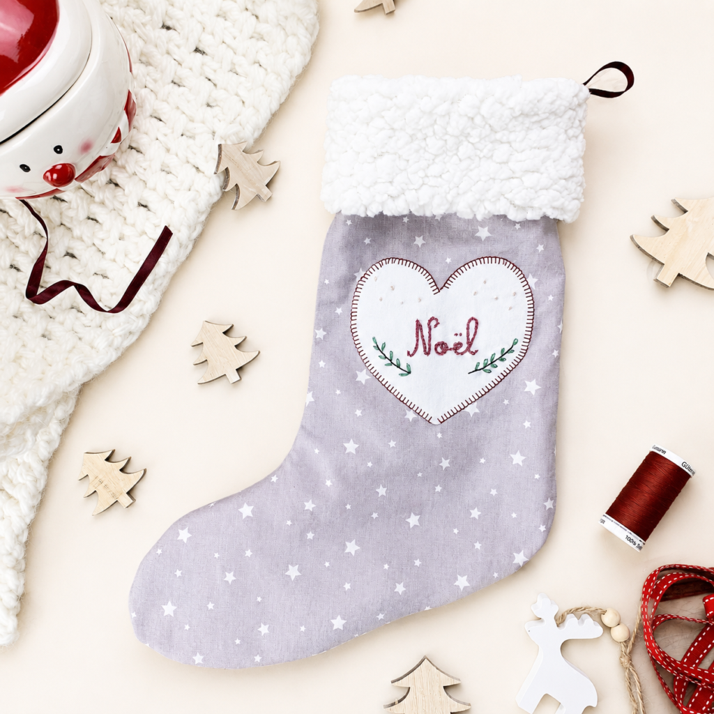 Chaussette de Noël en tissu étoilé gris avec col sherpa et broderie Noël – patron de couture PDF gratuit L'arbre à cousettes