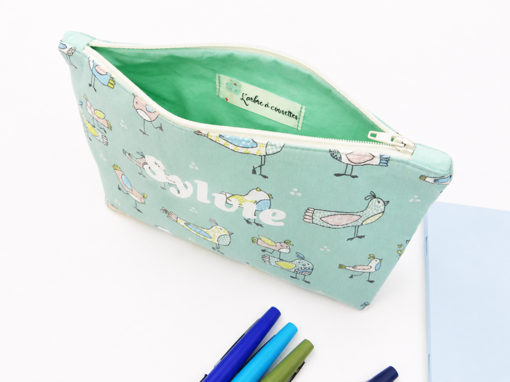Trousse toupie en tissu imprimé animaux avec crayons colorés – réalisation patron de couture gratuit L’arbre à cousettes