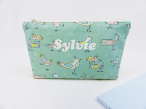Trousse toupie triangulaire en tissu imprimé animaux – finition avec base élargie, patron gratuit L'arbre à cousettes