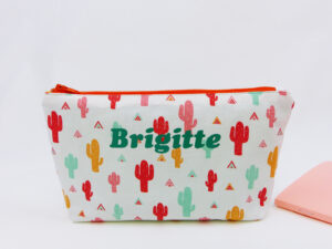 Trousse toupie en tissu cactus coloré avec zip rouge – variation personnalisée du patron gratuit L'arbre à cousettes