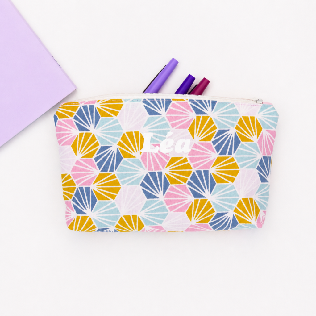 Trousse toupie en tissu coquillages colorés avec crayons – patron de couture PDF gratuit L'arbre à cousettes