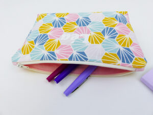 Trousse toupie ouverte en tissu coquillages multicolore – intérieur doublé et fermeture éclair, patron L'arbre à cousettes