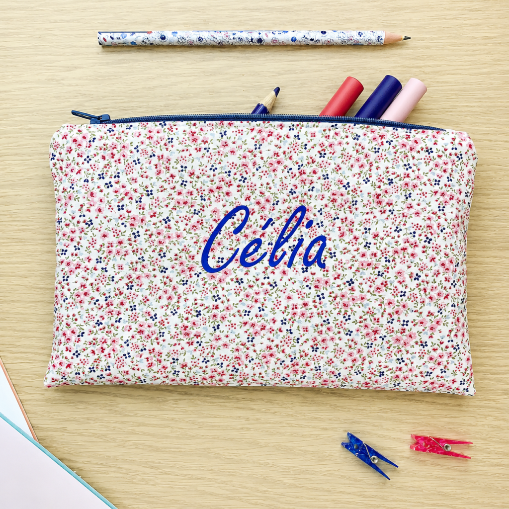 Trousse Toupie en tissu fleuri – réalisation du patron de couture PDF de L'Arbre à Cousettes.