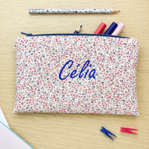 Trousse Toupie en tissu fleuri – réalisation du patron de couture PDF de L'Arbre à Cousettes.