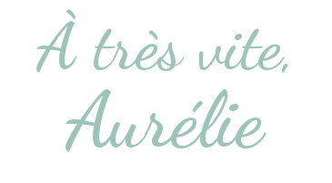 Signature manuscrite « À très vite, Aurélie » en écriture script vert-bleutée